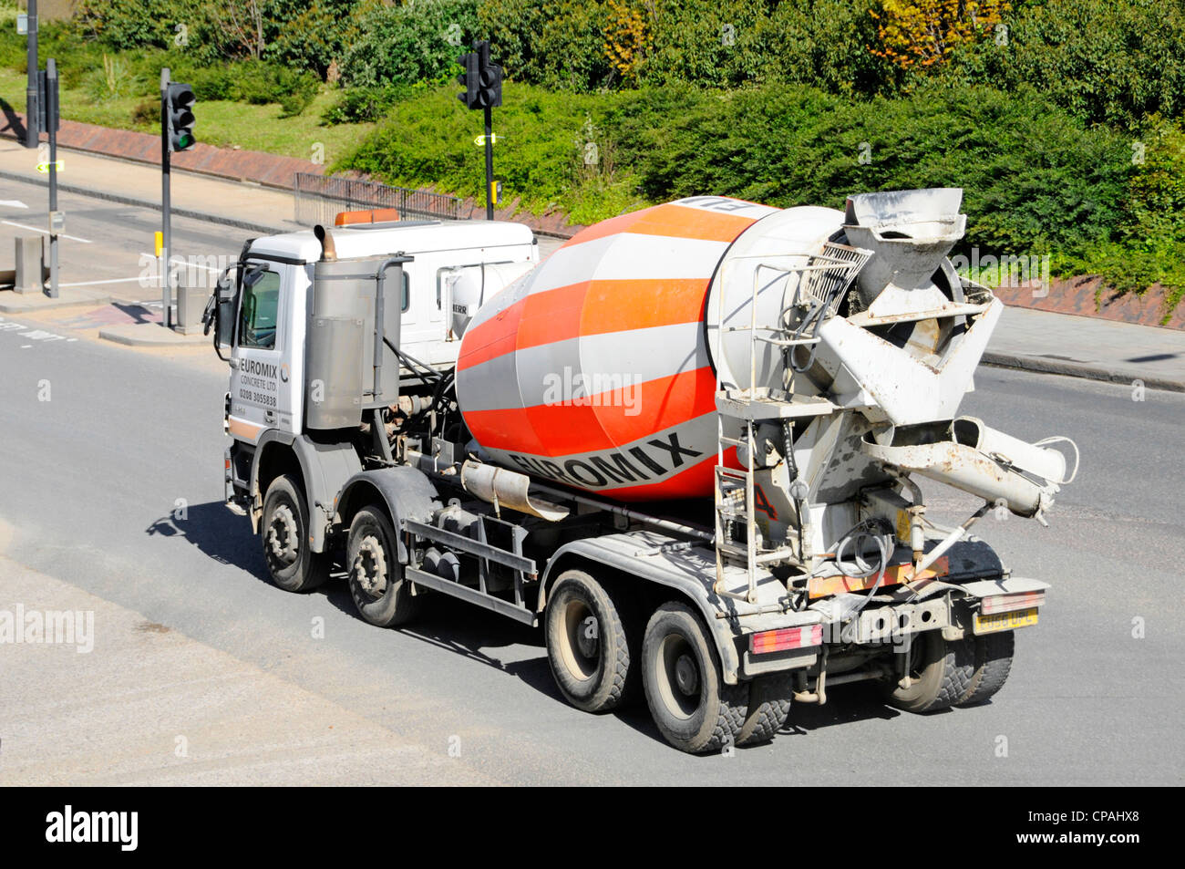 Blick von oben auf den Euromix-lkw mit Betonmischbeton, der entlang Silvertown East London England fährt Stockfoto