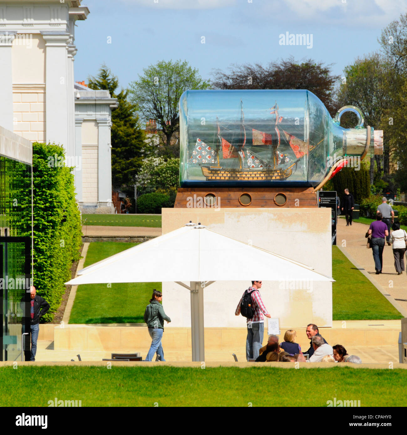 Kunstwerk von Nelsons Siegesschiff in einer Flasche von