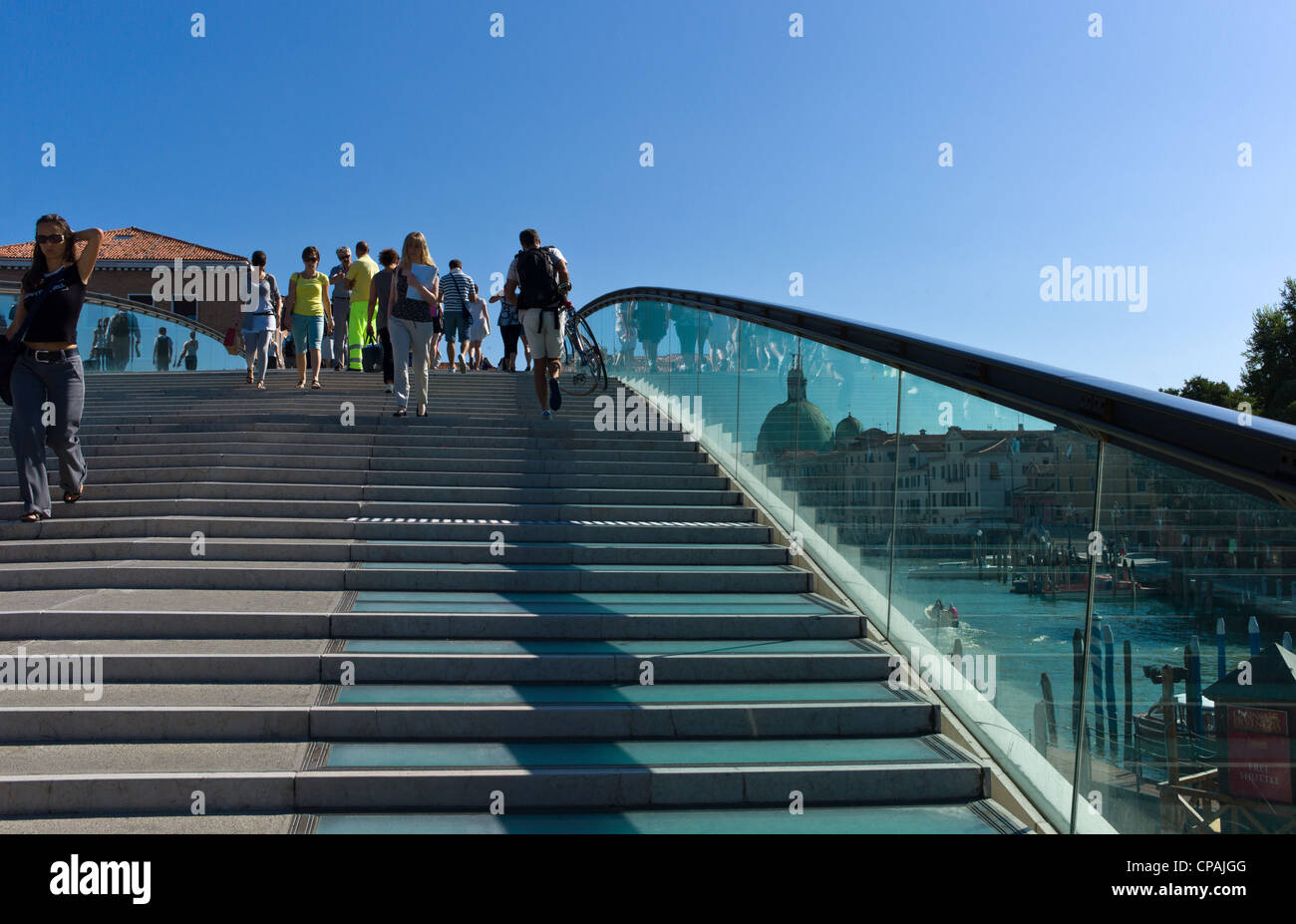 Italien, Venedig, Menschen auf die Calatrava-Brücke in Piazzale Roma Bereich Stockfoto