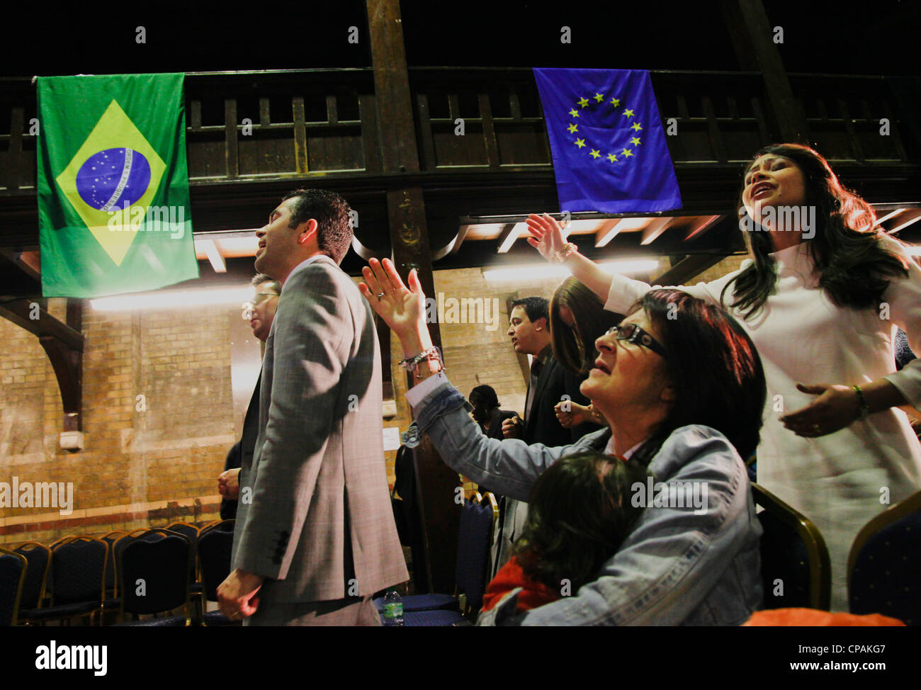 Menschen beten in einer brasilianischen evangelischen Kirche in London, Großbritannien Stockfoto