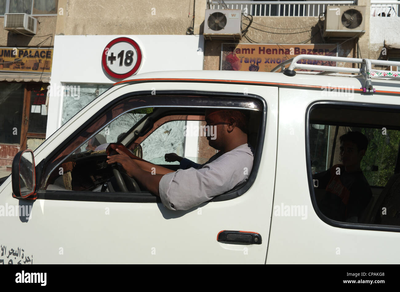 Ein Mann in einem Auto auf der Straße fahren. Hurghada, Ägypten, Afrika. Stockfoto