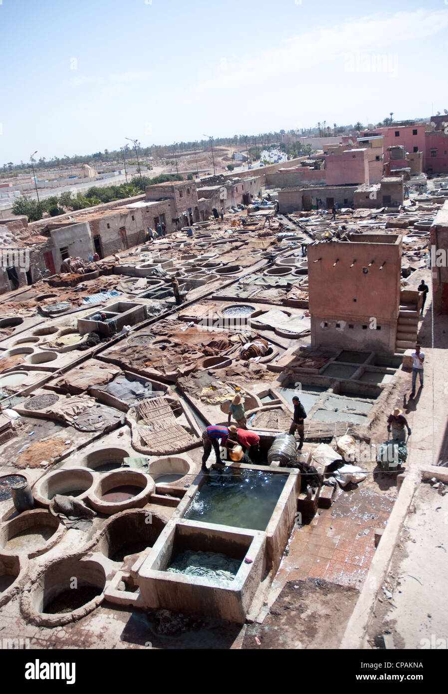 Am Rande der Medina sind durch Bab Debbagh die Gerbereien, wo Sie den Prozess der Gerben und trocknen die Haut zu beobachten Stockfoto
