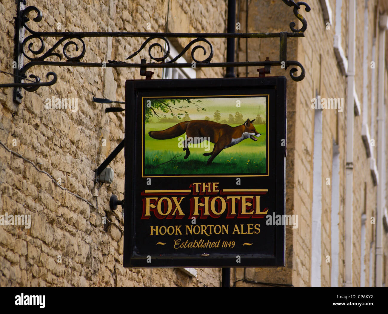 Fox Hotel, Chipping Norton, Oxfordshire, England, Hook Norton Ales hängende Zeichen Stockfoto
