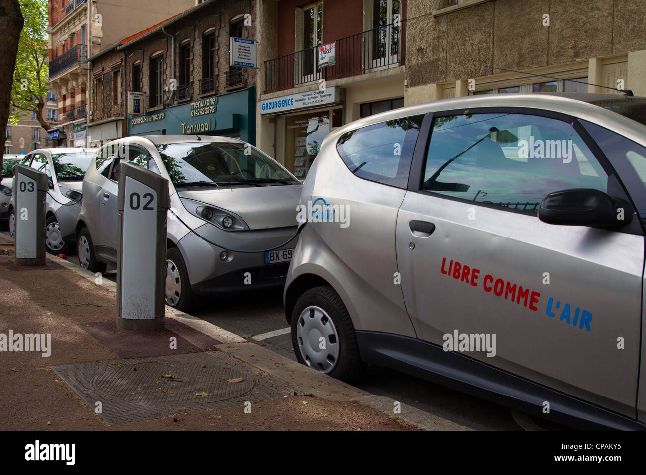 Autolib' Autos zu einem Ladevorgangs station in Colombes, nördlichen Vorort von Paris, Frankreich Stockfoto