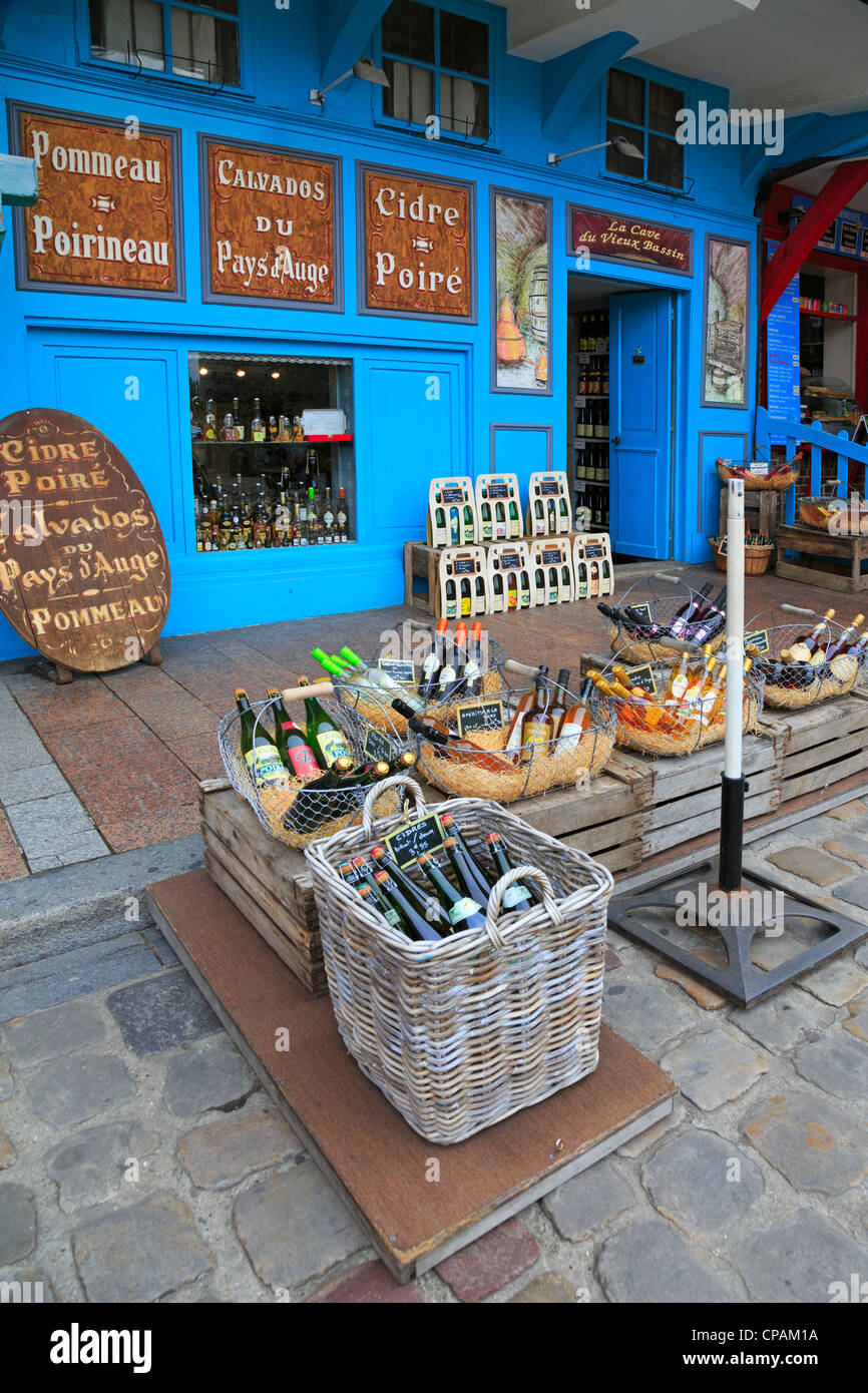 Anzeige von Apfelwein und andere lokale Produkte vor einem Geschäft in Honfleur, Normandie Stockfoto