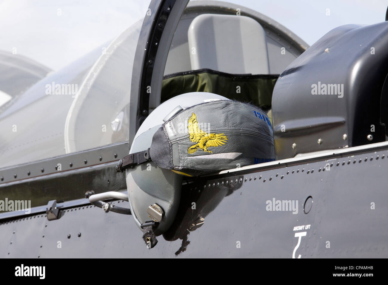 Der Pilot Helm ruht auf dem Cockpit eine Pilatus PC-7 Stockfoto
