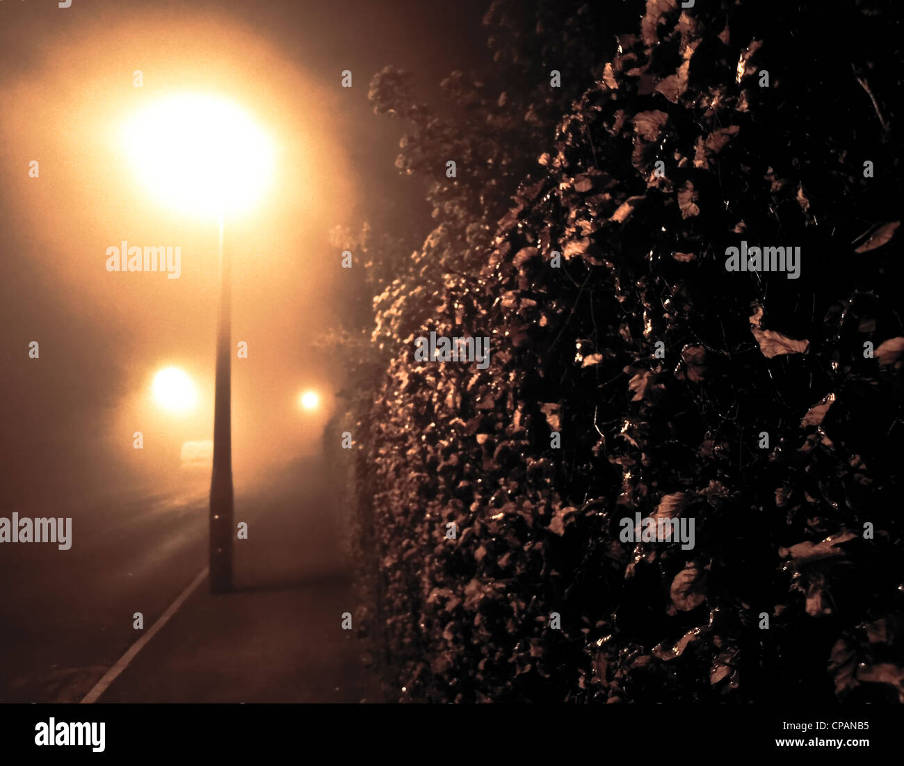 Eine nebelige Nacht auf einer Vorstadtstraße im Norden Englands. Stockfoto