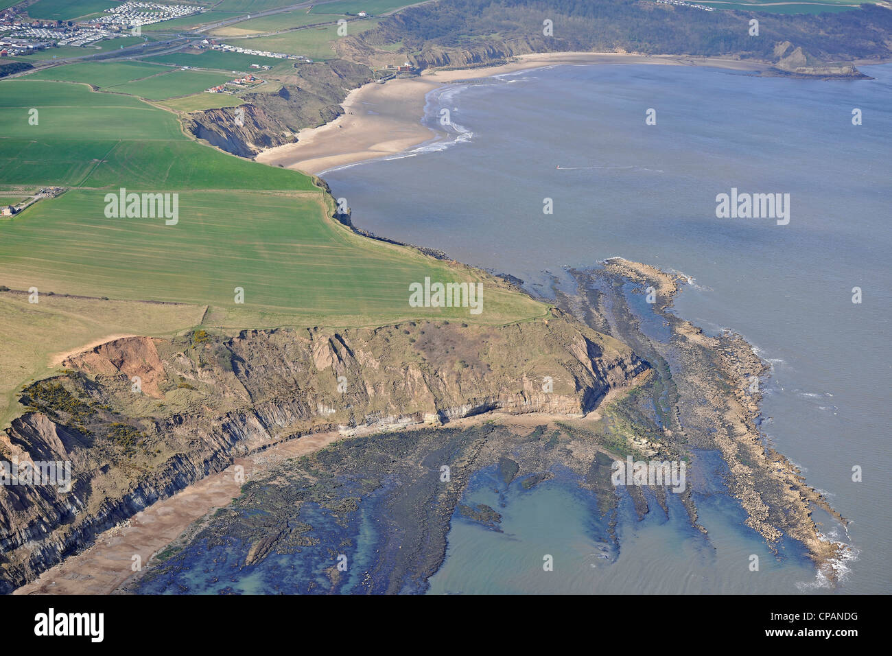 Luftbild mit Klippen und Meer Stockfoto