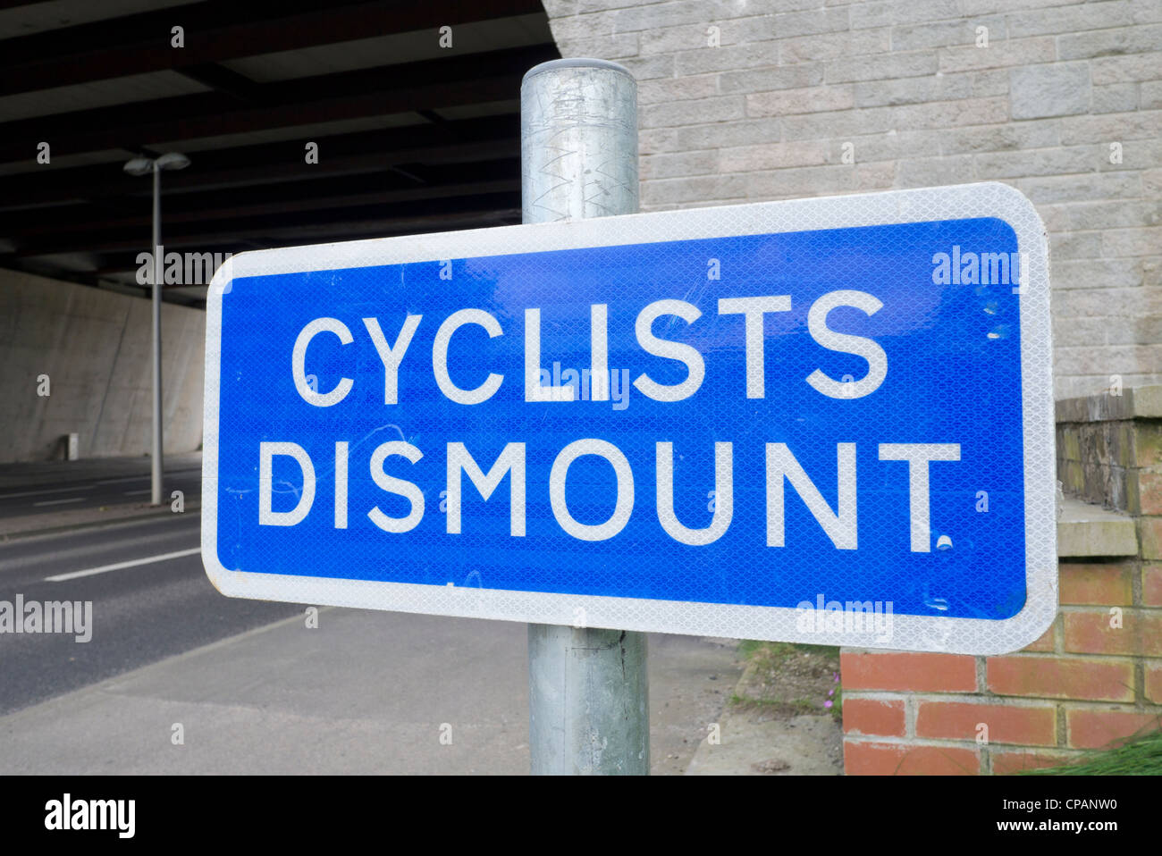 Britische Radfahrer absteigen Zeichen hautnah. Stockfoto