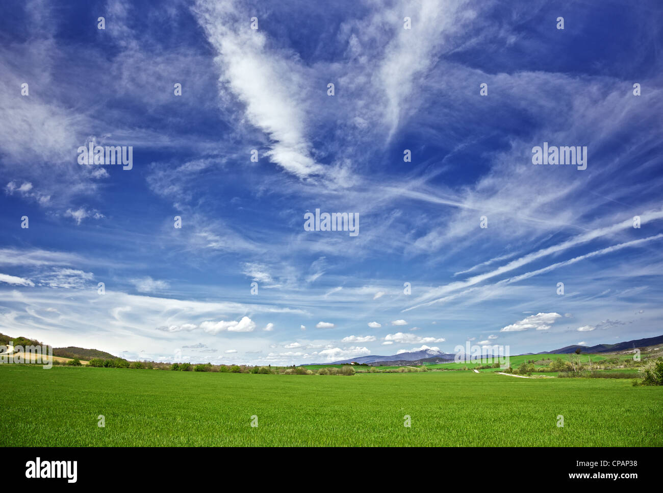 Himmel und Wiesen am Alava Baskenland Stockfoto