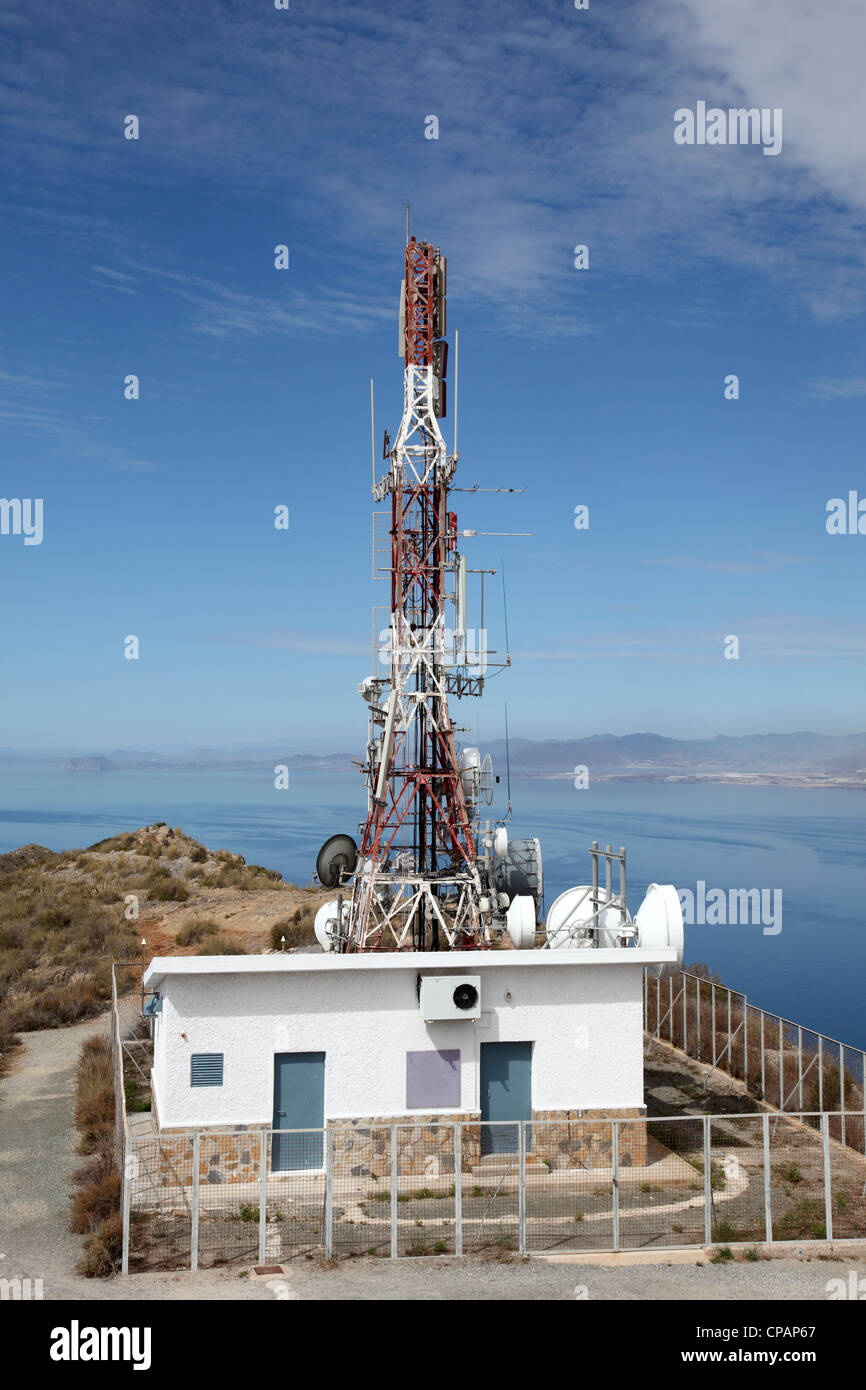Sendeturm mit Antennen an der Küste Stockfoto