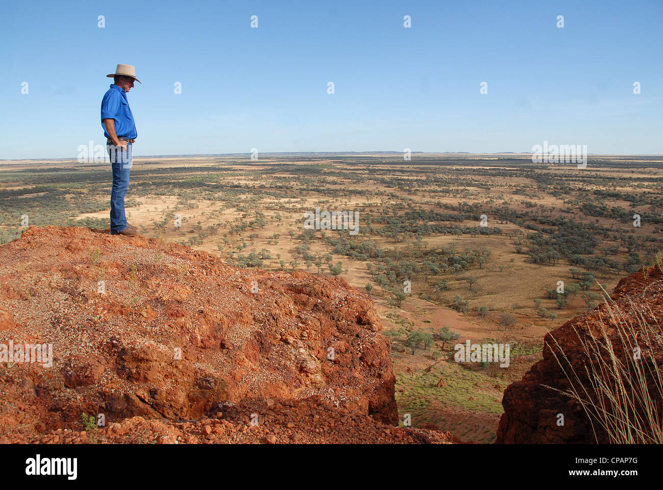 Charles Phillott, Eigentümer und Betreiber von Carisbrooke Station im Outback Queensland, Blick über sein Land von einem Felsvorsprung Stockfoto