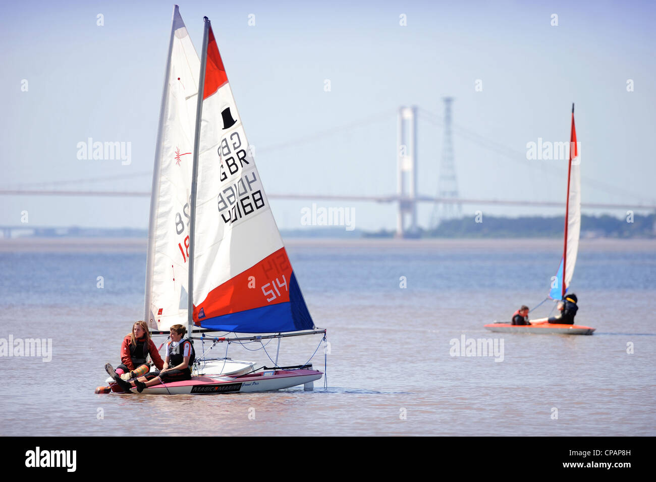 Ein Mangel an Wind bringt Stillstand zu einer Regatta auf den Fluss Severn bei der ersten Severn Bridge, nächste und zweite Severn Überfahrt in Stockfoto