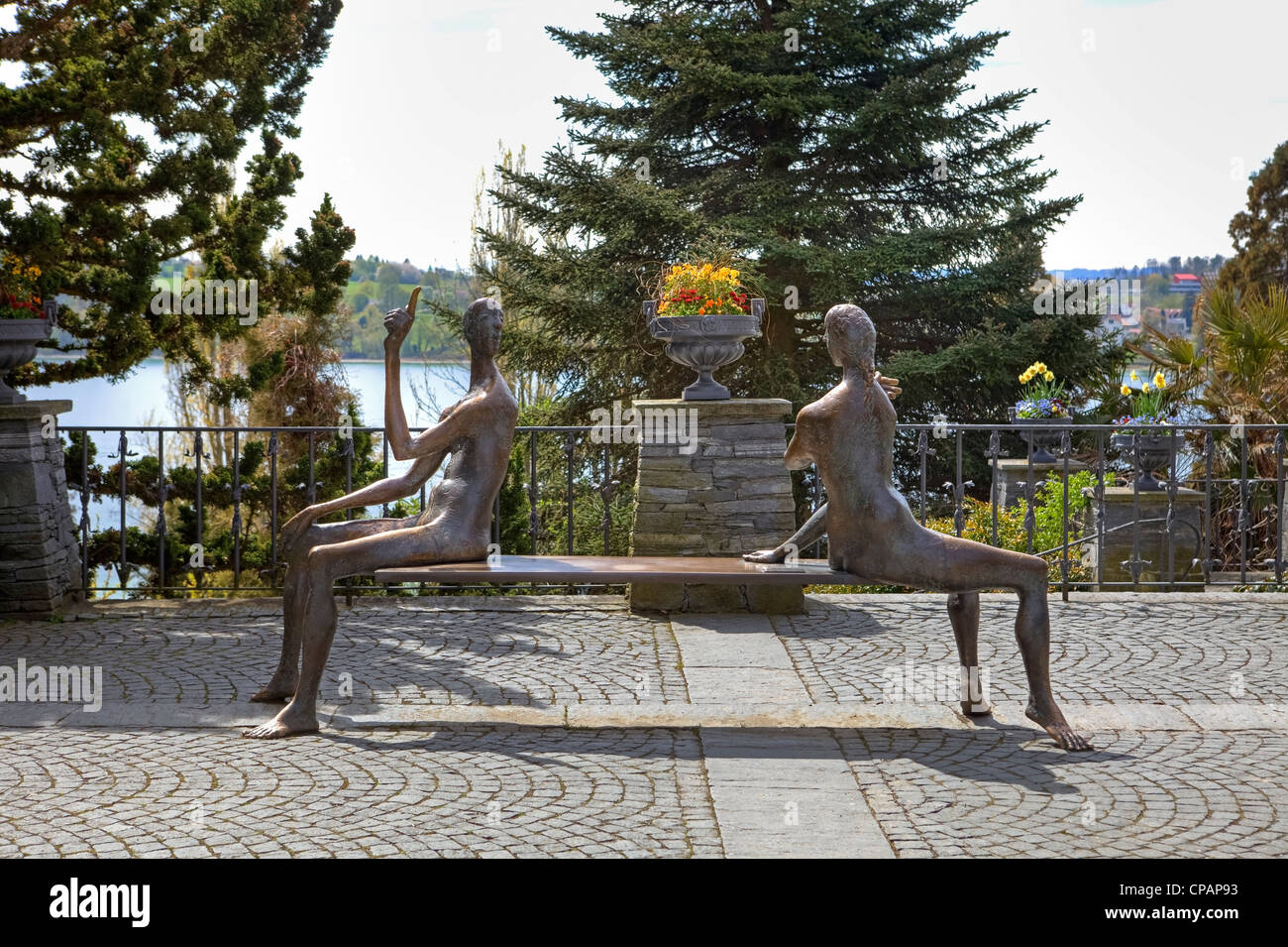 Zwei auf der Bank sitzend, Skulptur, Insel Mainau, Baden-Württemberg, Deutschland Stockfoto