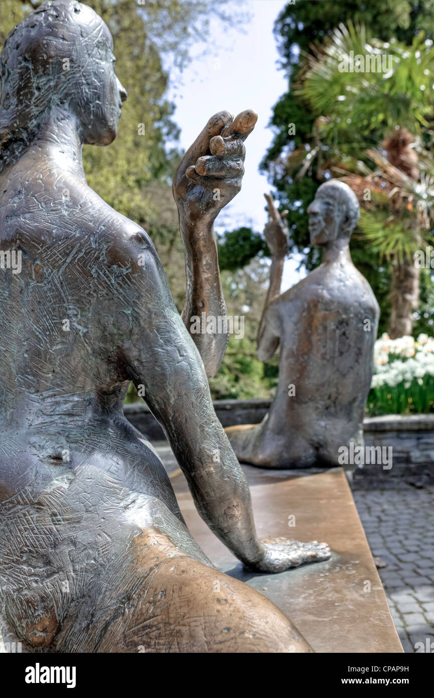 Zwei auf der Bank sitzend, Skulptur, Insel Mainau, Baden-Württemberg, Deutschland Stockfoto