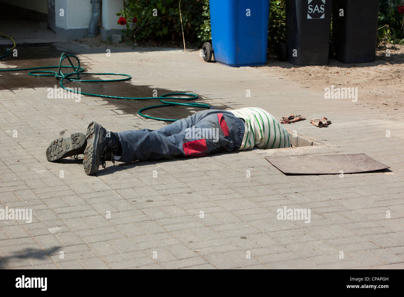 Sie schauen nach unten ein Loch in der Straße Stockfoto