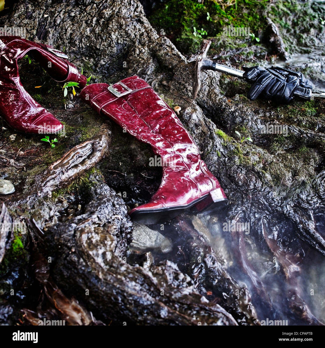 Stiefel, Handschuh und einem Hammer in den Wald am Ufer eines Sees Stockfoto