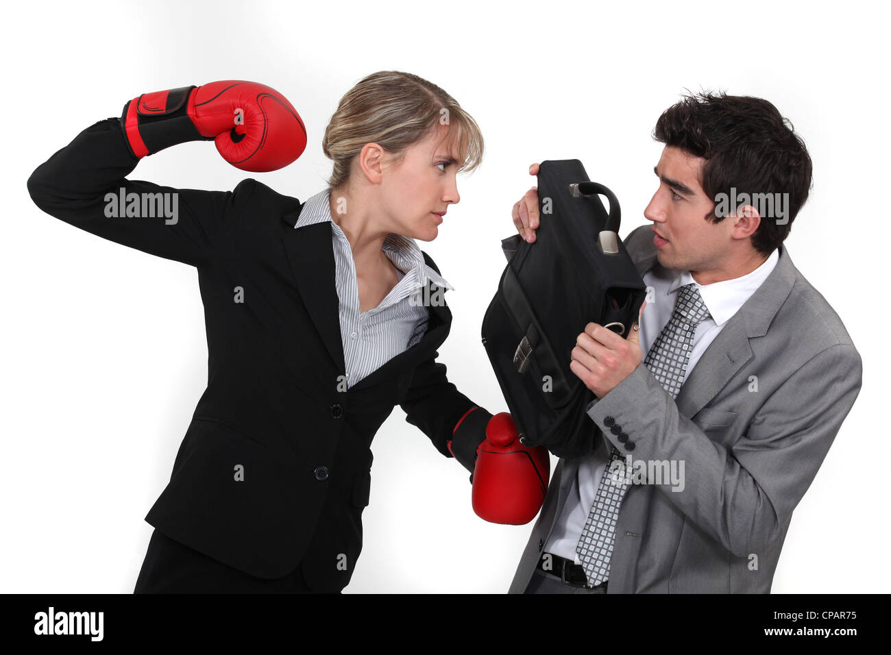 Geschäftsmann mit Boxhandschuhen schlagen Mann Stockfoto