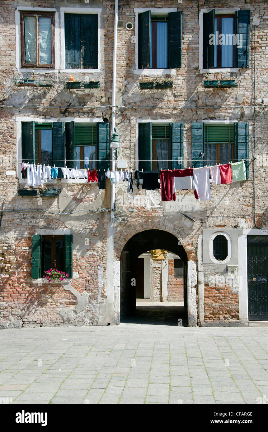 Fassade des Hauses mit hängende Kleidung in Campo Santa Maria Platz - Sestiere Dorsoduro, Venedig - Italien Stockfoto