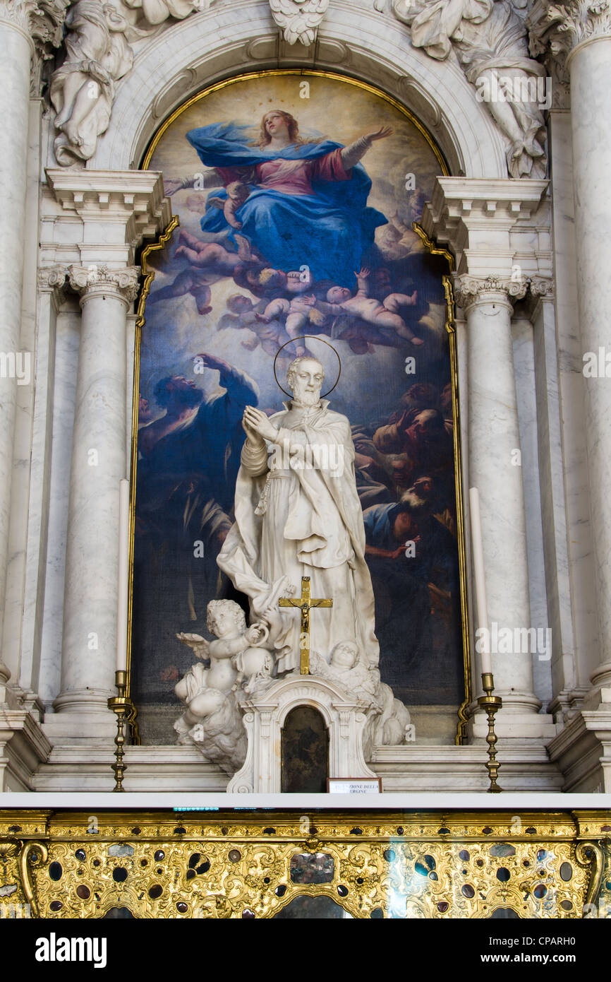 Altar der Mariä Himmelfahrt-Gemälde von Luca Giordano 1667 und Giovanni Morlaiter die Statue des Heiligen Hieronymus Emiliani - Kirche Santa Maria della Salute - Sestiere Dorsoduro, Venedig - Italien Stockfoto