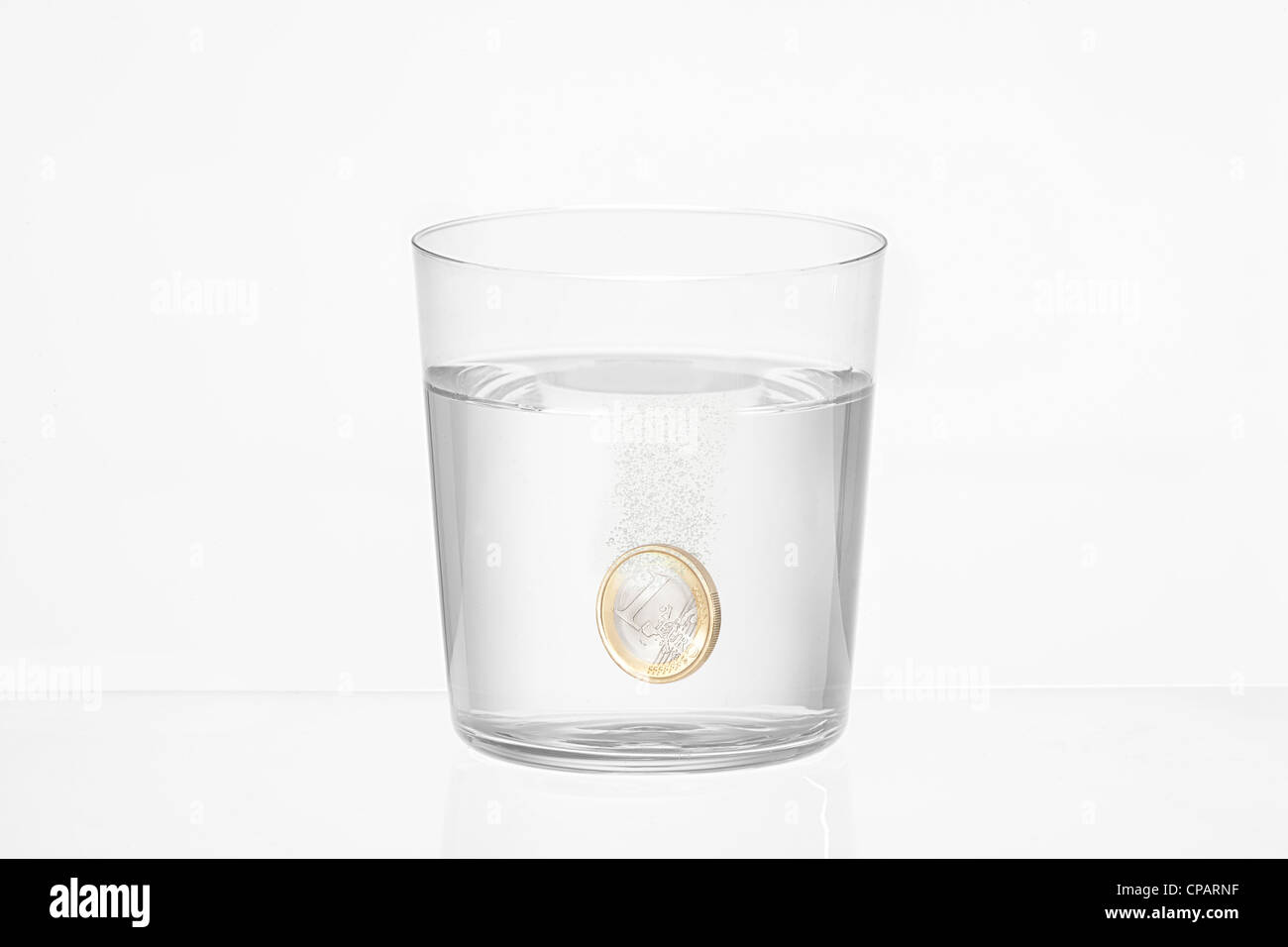 transparente Glas Wasser mit einem Brausetabletten-Euro-Münze im Inneren auf weißem Hintergrund Stockfoto