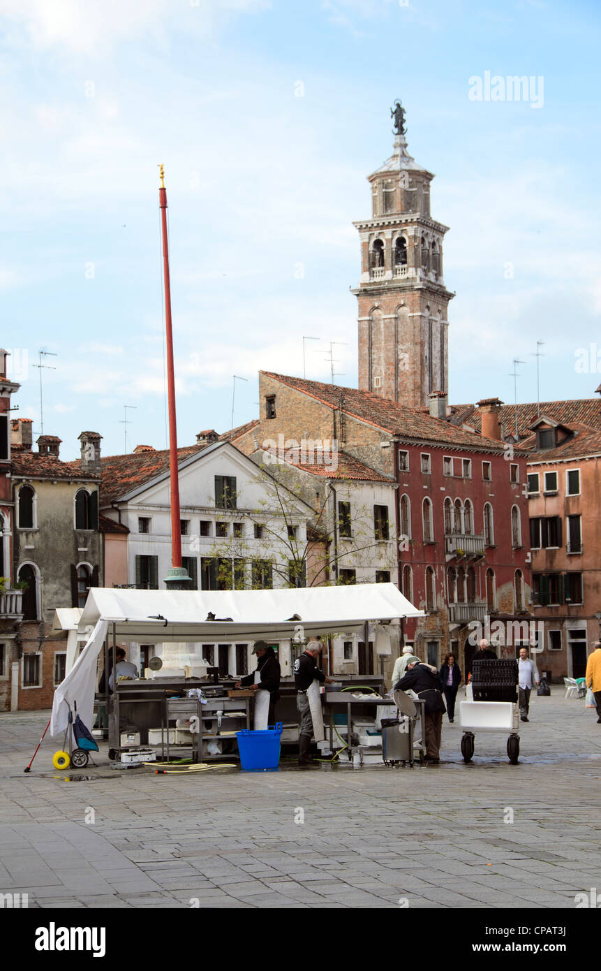 Stall in Campo Santa Margherita und der Glockenturm der Kirche Santa Maria dei Carmini im Hintergrund - Sestiere Dorsoduro, Venedig - Italien Stockfoto