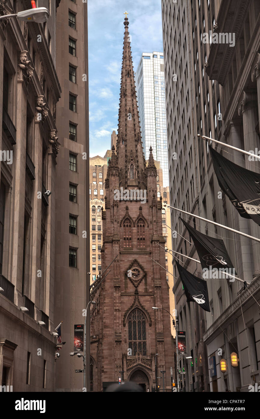 Dreifaltigkeitskirche in 79 Broadway nahe der Wall Street in Manhattan, New York City Stockfoto