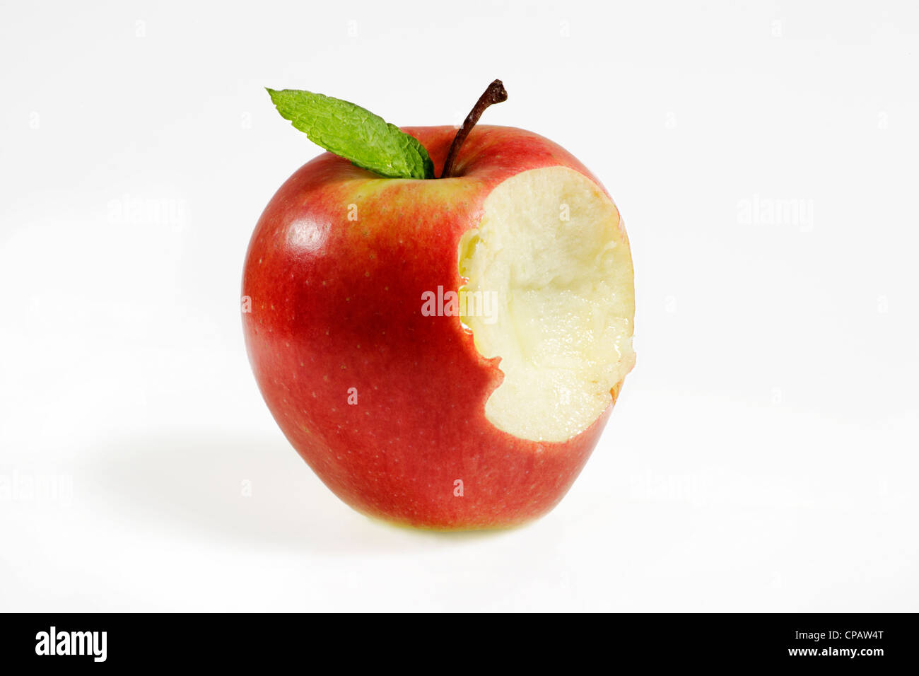 Apfel gebissen auf weißem Hintergrund Stockfoto