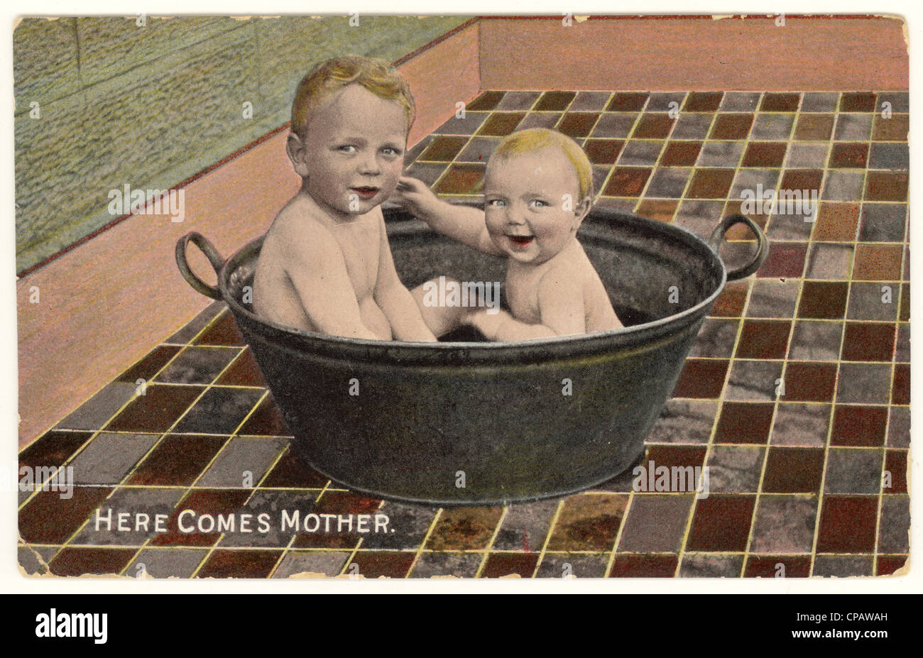 Frühe Postkarte von Babys Baden in einem Zinnbad, Vereinigtem Königreich, datiert 1913 Stockfoto