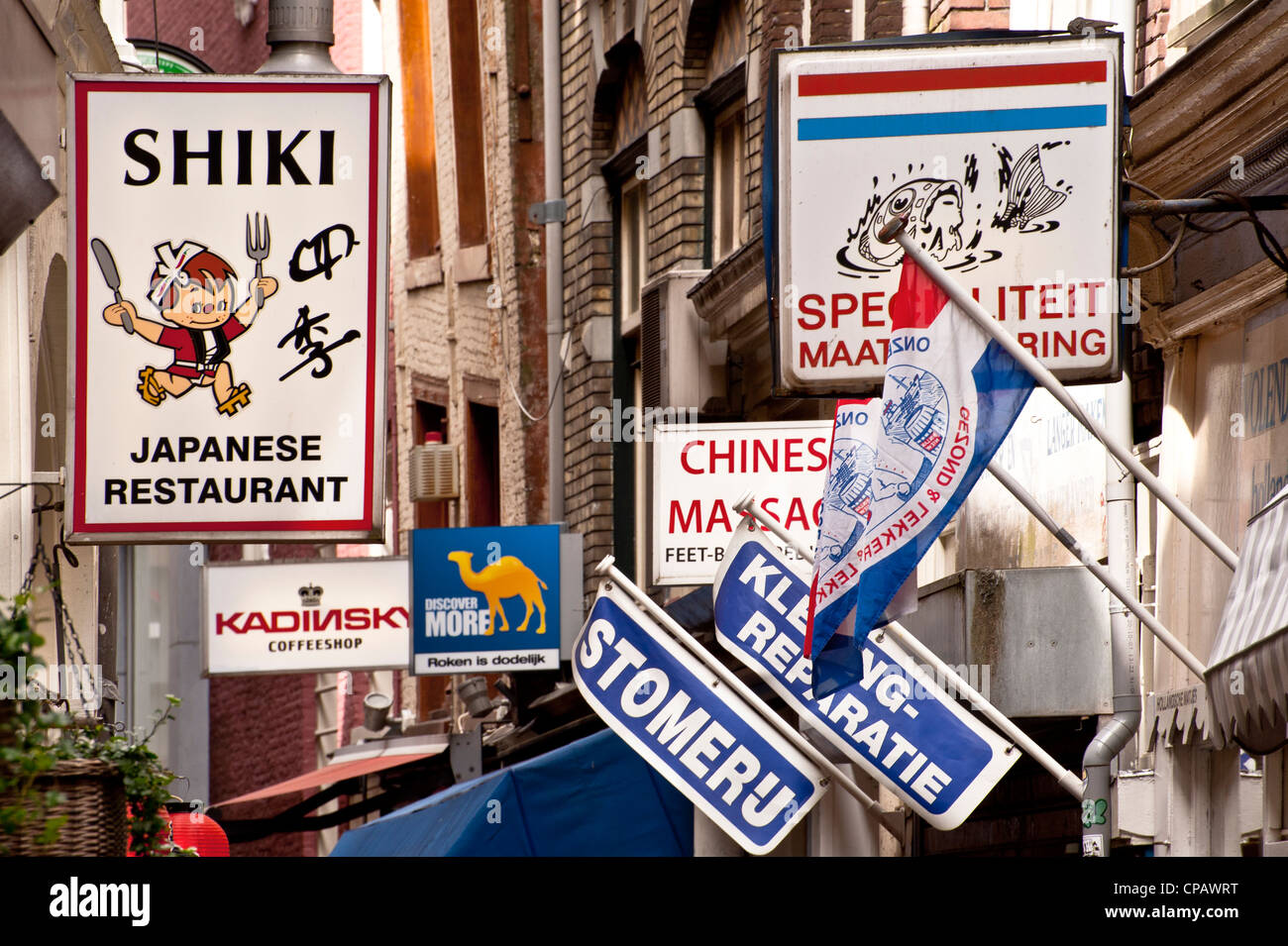 AMSTERDAM, NIEDERLANDE - 07. MAI 2012: Farbenfroher Dhop und Restaurant fahren von Damrak ab Stockfoto