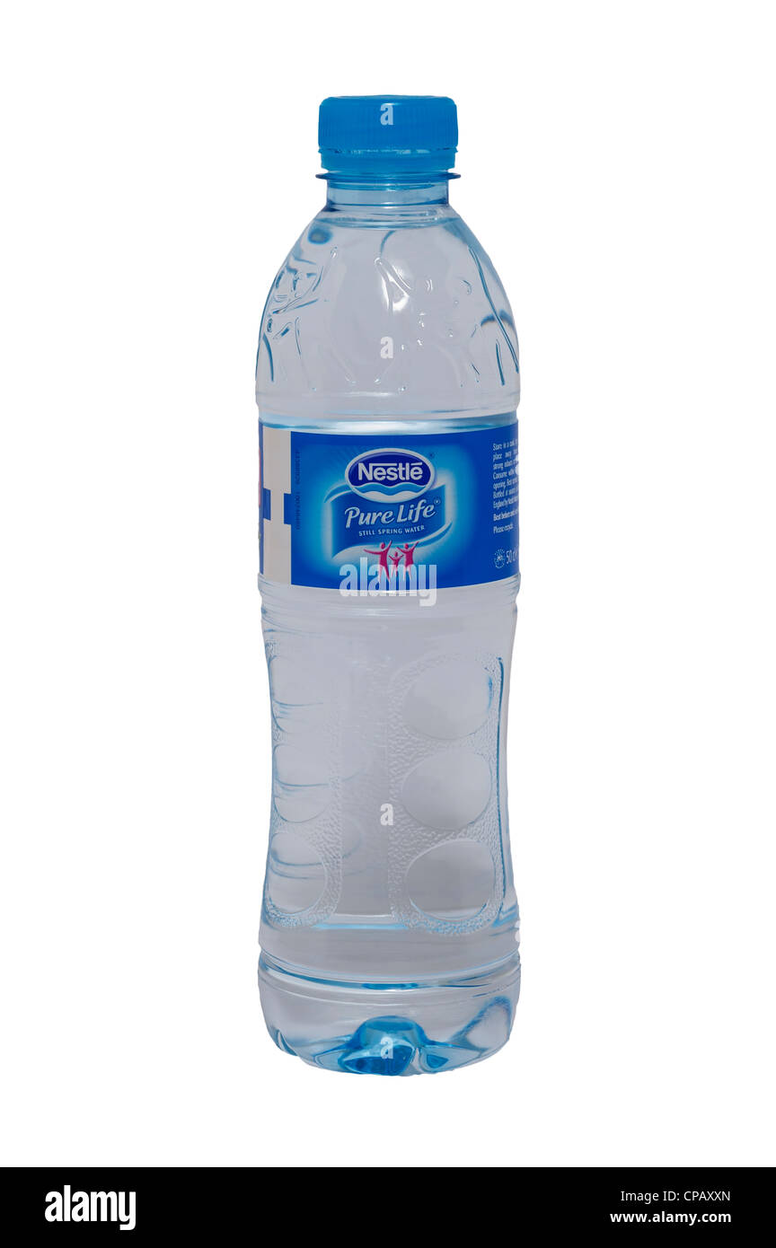 Eine Flasche von Nestlé Pure Life noch Quellwasser auf weißem Hintergrund Stockfoto
