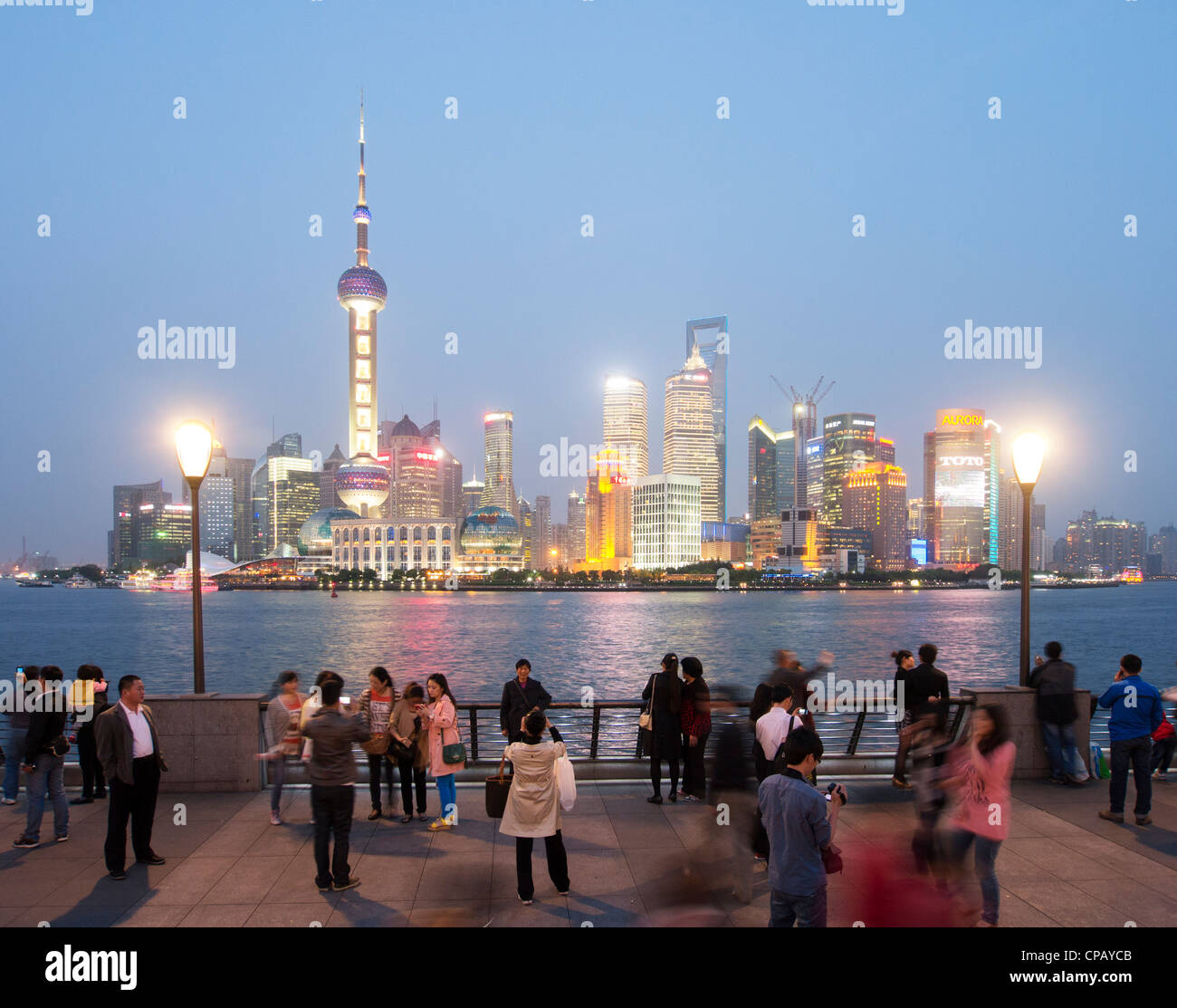 Am Abend Blick vom Bund des Stadtbildes von Pudong Bezirk von Shanghai in China Stockfoto