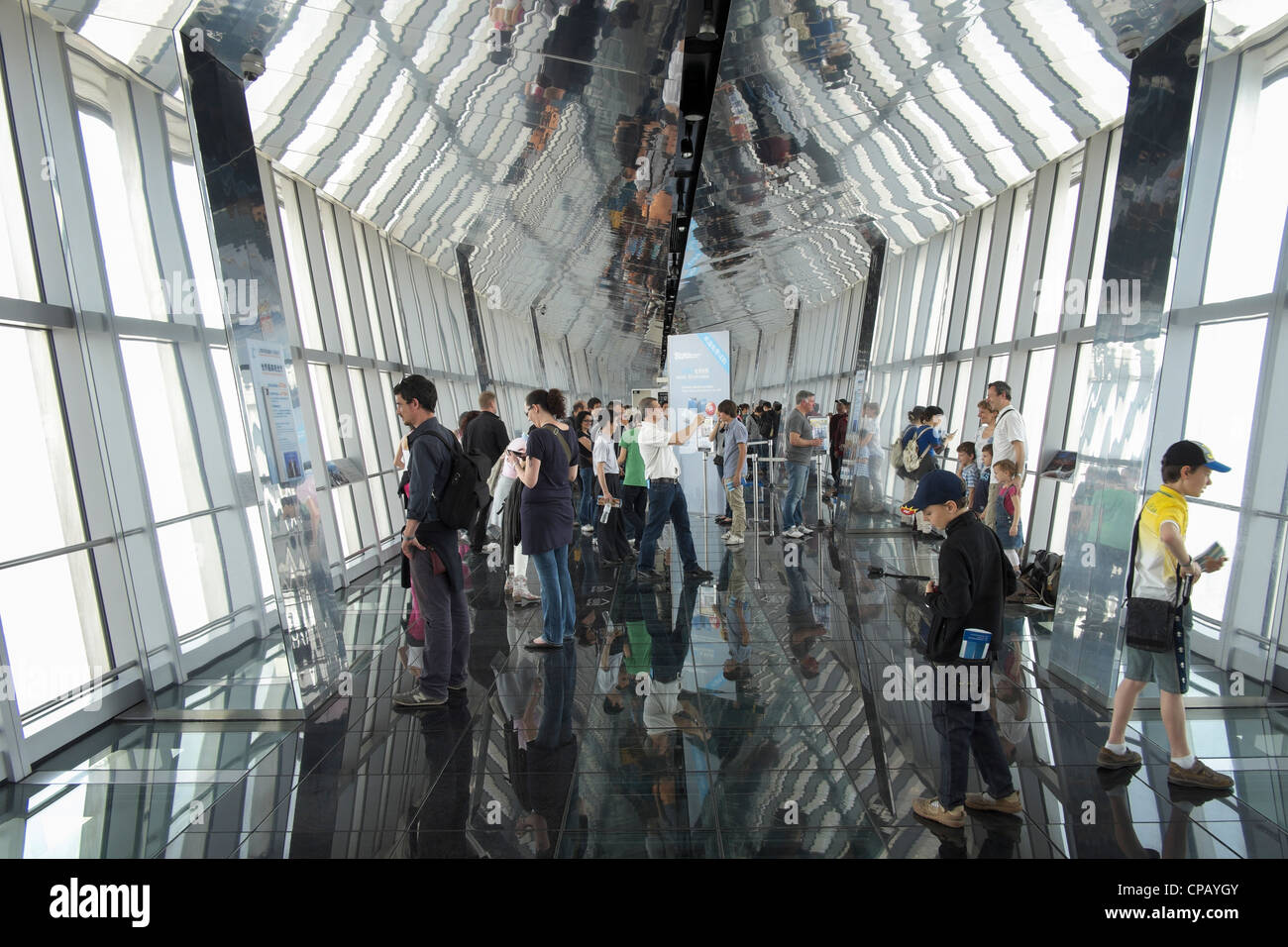 Besucher betrachten von Shanghai aus Aussichtsplattform in Pudong in Shanghai World Financial Center Wolkenkratzer Stockfoto