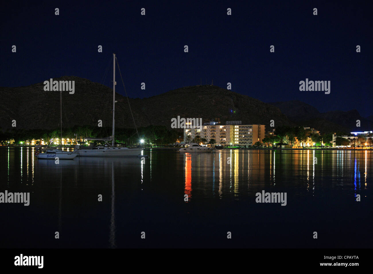 Hotel und Boote in der Badia d'Alcudia auf Mallorca, Spanien Stockfoto