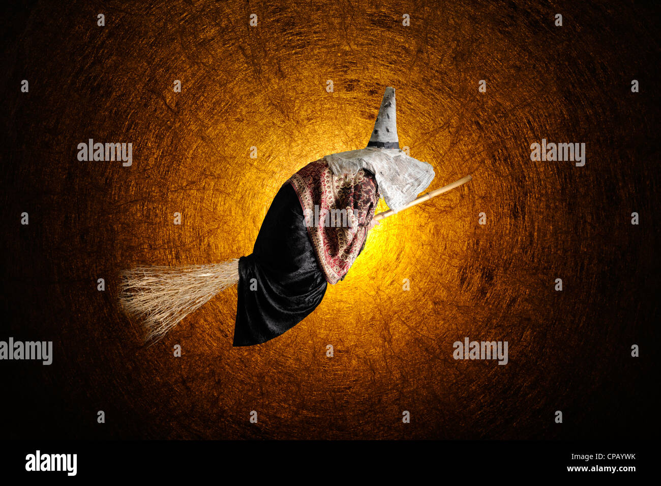 Halloween-Hexe auf ihrem Besen fliegen Stockfoto