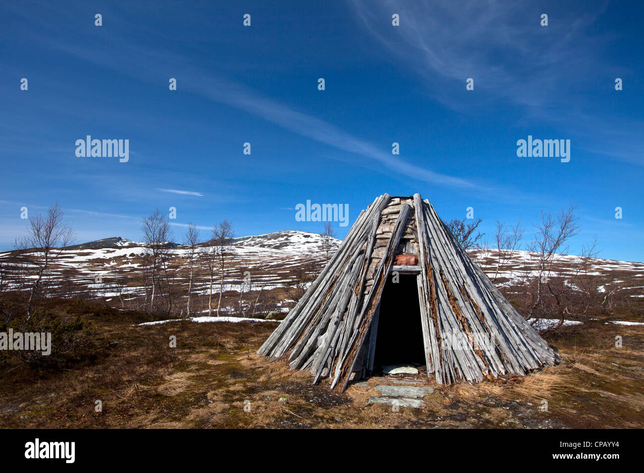 Ein Goahti / Kota, traditionelle Sami Holzhütte in der Tundra im Frühjahr, Lappland, Schweden Stockfoto