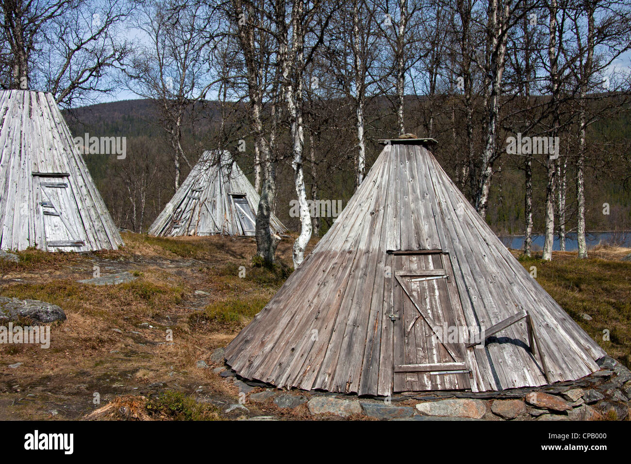 Goahti / Kota, traditionelle Sami Holzhütten in der Tundra, Lappland, Schweden Stockfoto