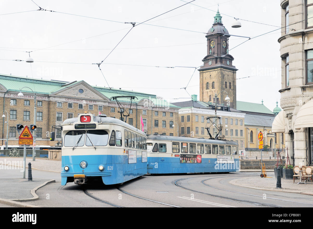 Alte Straßenbahn mit Stadtmuseum im Hintergrund, Göteborg, Schweden Stockfoto