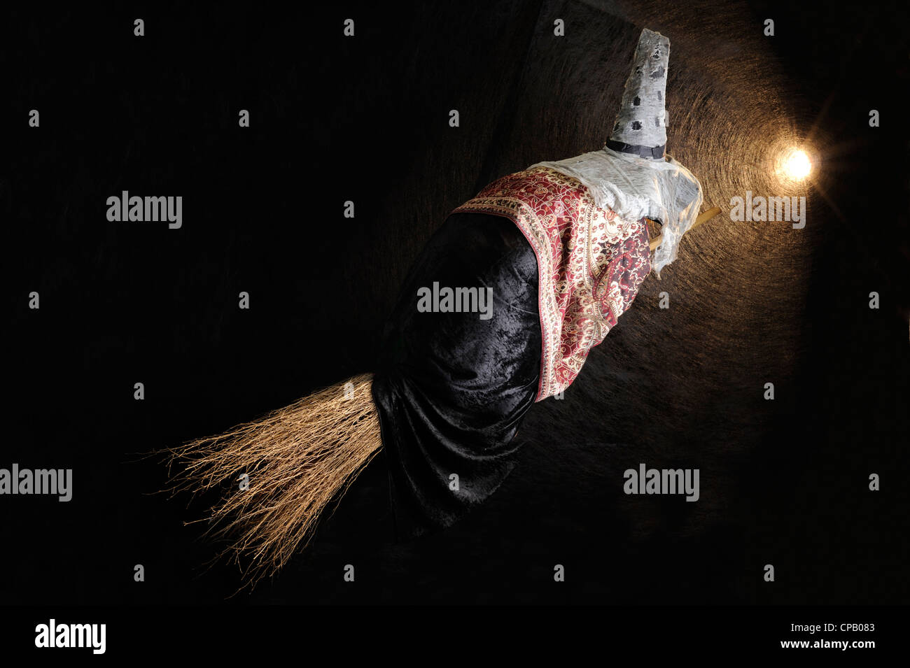 Halloween-Hexe auf ihrem Besen fliegen Stockfoto