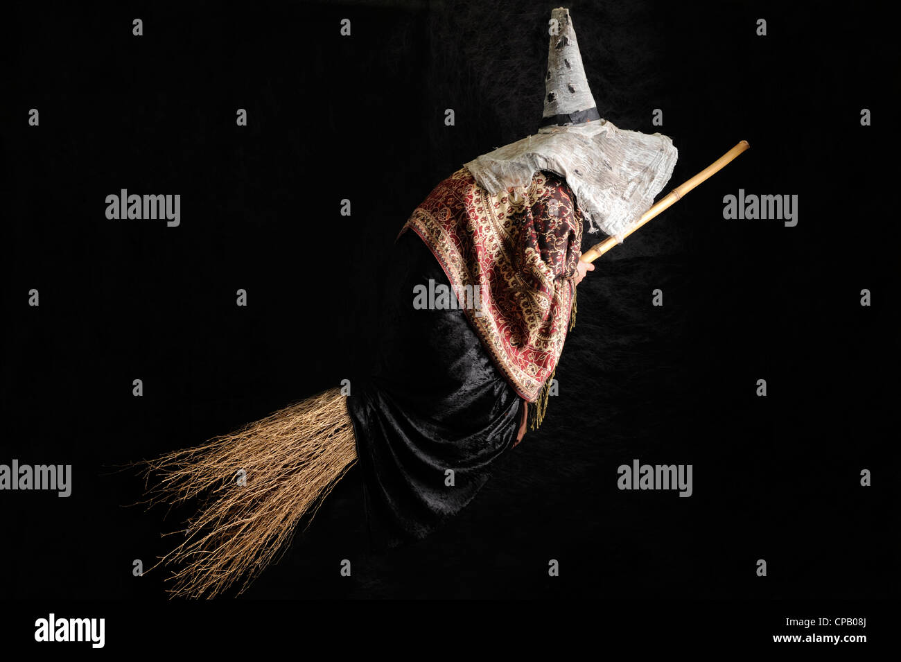 Rückansicht des Halloween-Hexe auf ihrem Besen fliegen Stockfoto