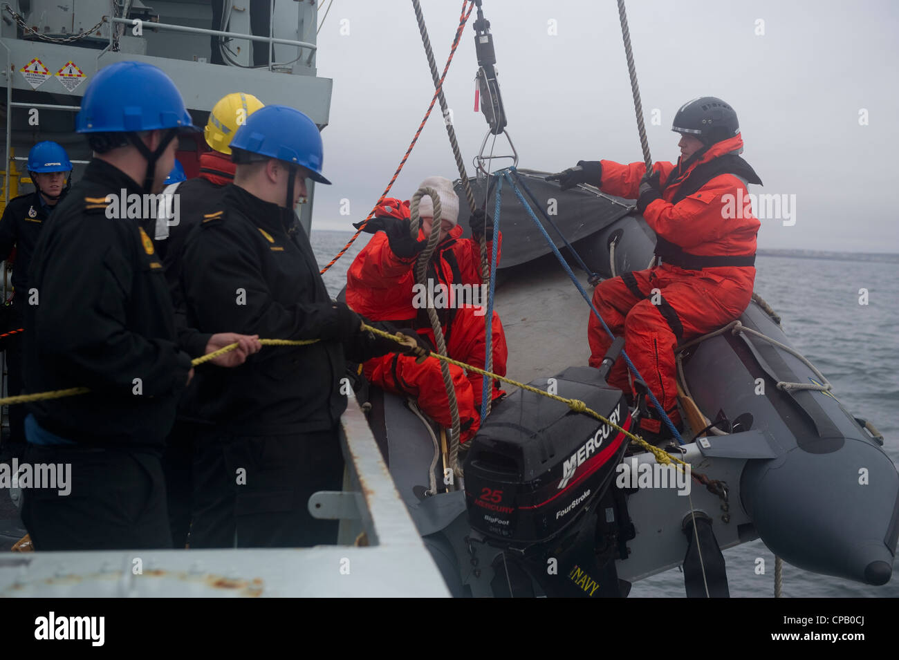 Die Royal Canadian Navy Seemänner, die HMCS Summerside (MM 711) zugewiesen wurden, starten ein Schlauchboot mit starrem Rumpf, das während der Übung Frontier Sentinel 2012 für Minengegenmaßnahmen verwendet wurde. 5. Mai 2012 auf See vor Sydney, Nova Scotia. Übung Frontier Sentinel ist eine kombinierte interagenturbezogene Übung, die die Joint Task Force Atlantic, die US-Küstenwache und das U.S. Navy Fleet Forces Command umfasst. Die Übung soll die bestehenden Pläne, Verträge und Standardverfahren für eine bilaterale Reaktion auf die Verteidigung und die Sicherheitsbedrohungen des maritimen Heimatlandes weiter entwickeln und validieren Stockfoto