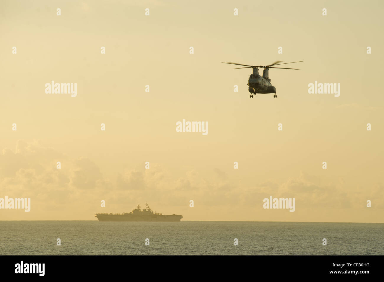 Piloten fliegen einen CH-46E Sea Knight von USS Makin Island nach USS Pearl Harbor hier am 6. Mai. Die Piloten dienen mit Marine Medium Helicopter Squadron 268 (verstärkt), dem Luftkampfelement für die 11. Marine Expeditionary Unit. Die Einheit landete USS Makin Island, USS New Orleans und USS Pearl Harbor in San Diego November 14 Beginn einer siebenmonatigen Einsatz in den westlichen Pazifik, Horn von Afrika und dem Nahen Osten Regionen. Stockfoto