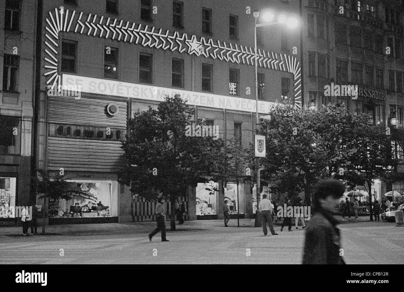 Prag - Tschechische Hauptstadt im letzten Jahrzehnt des Kommunismus Regime. Foto im Jahr 1987. Jahr. Leuchttisch ist Nachricht einblenden, in tschechischer Sprache - mit Sowjetunion für immer! Stockfoto