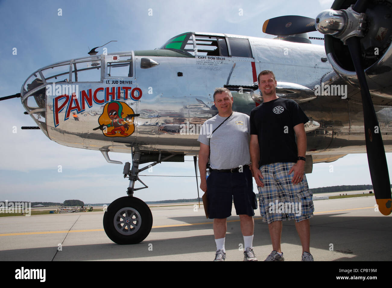 Der Gewinner des Air Show-Mottoparty-Wettbewerbs Paul Ringheiser, sein Vater und die Krieger des Verwundeten Kriegerbataillons East aus dem Camp Lejune N.C. konnten an Bord eines B-25J Mitchell Bombers fliegen, der dem behinderten American Veterans Flight Team gehört. Stockfoto