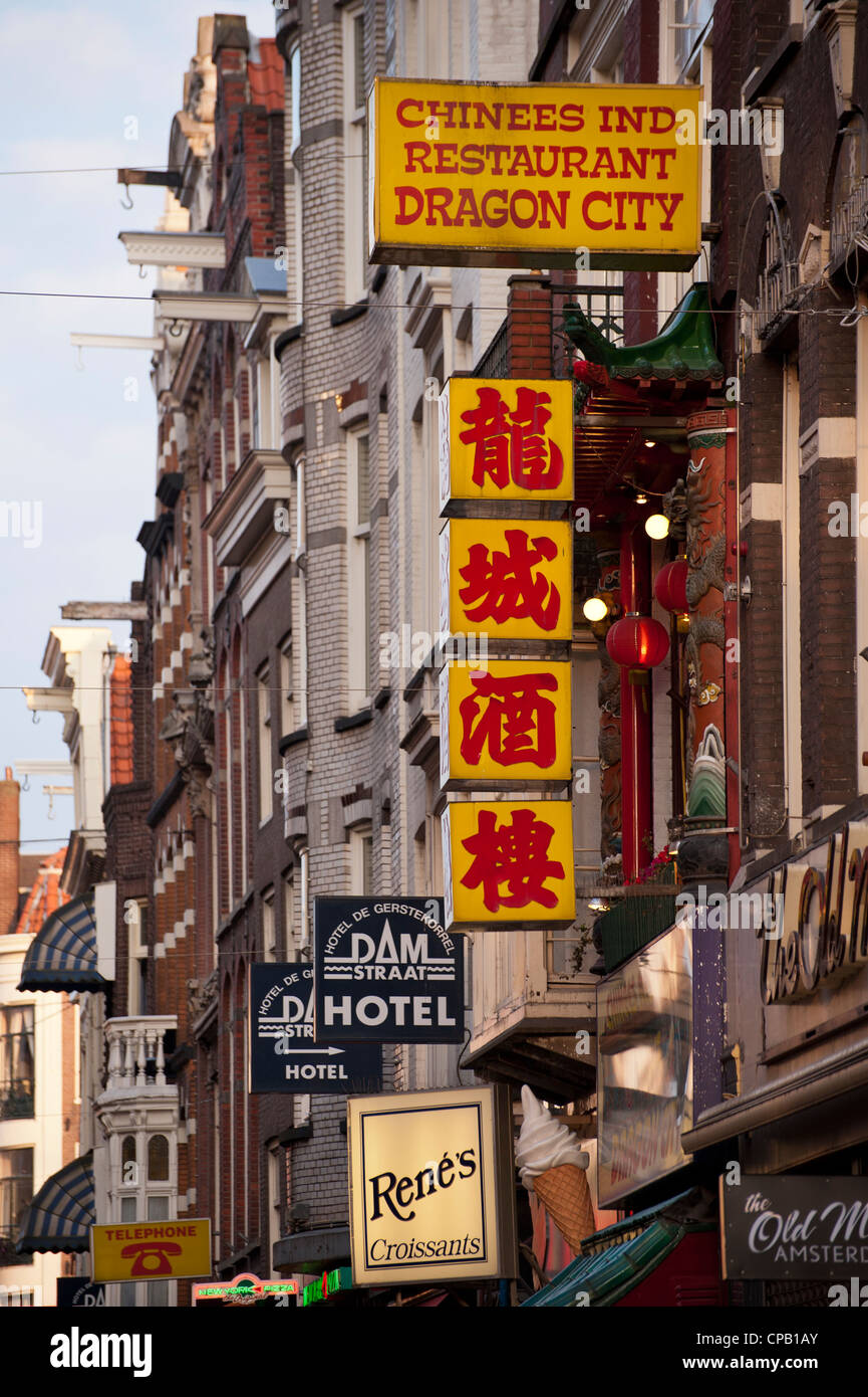 AMSTERDAM, NIEDERLANDE - 07. MAI 2012: Clourful signs on Damstraat in Amsterdam Stockfoto