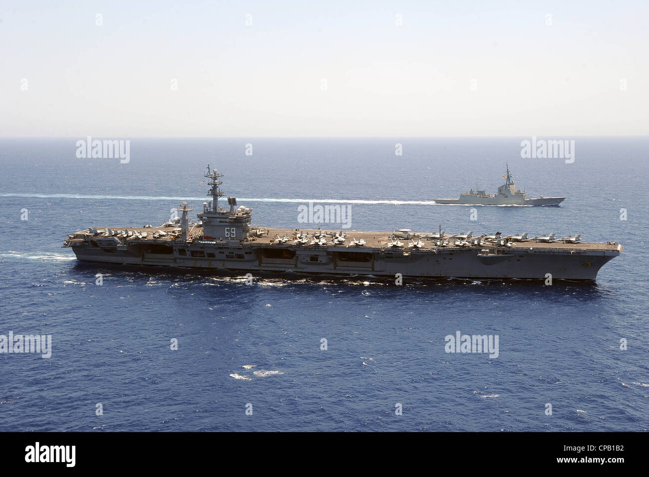 Die spanische Marine Fregatte SPS Blas de Lezo (F 103) steht neben dem Nimitz-Klasse Flugzeugträger USS Dwight D. Eisenhower (CVN 69). Dwight D. Eisenhower, das Flaggschiff der Carrier Strike Group 8, führt derzeit eine Komposit-Trainingseinheit im Atlantik durch. Stockfoto