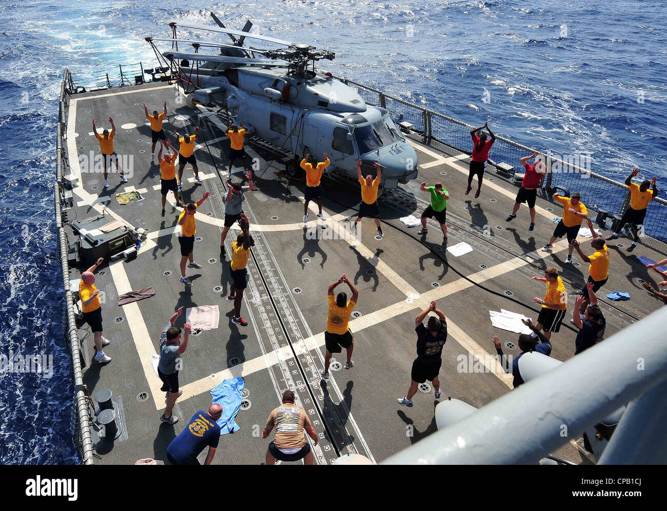 Oberbesatzungsbeamte und Oberbesatzungsbeamte der 1. Klasse nehmen an einer Gruppentraining auf dem Flugdeck der Oliver Hazard Perry-Klasse mit geführten Raketen-Fregatte USS Underwood (FFG 36) Teil. Underwood wird in Mittel- und Südamerika sowie in der Karibik eingesetzt, um die Südsee 2012 zu unterstützen. Stockfoto