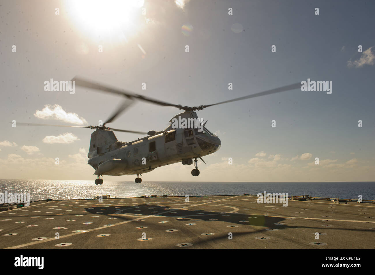 Piloten fliegen eine CH-46E Sea Knight starten von USS Pearl Harbor hier 7. Mai. Die Piloten dienen mit Marine Medium Helicopter Squadron 268 (verstärkt), dem Luftkampfelement für die 11. Marine Expeditionary Unit. Die Einheit startete USS Makin Island, USS New Orleans und USS Pearl Harbor in San Diego, November 14, Beginn einer siebenmonatigen Aufstellung in den westlichen Pazifik, Horn von Afrika und dem Nahen Osten Regionen. Stockfoto