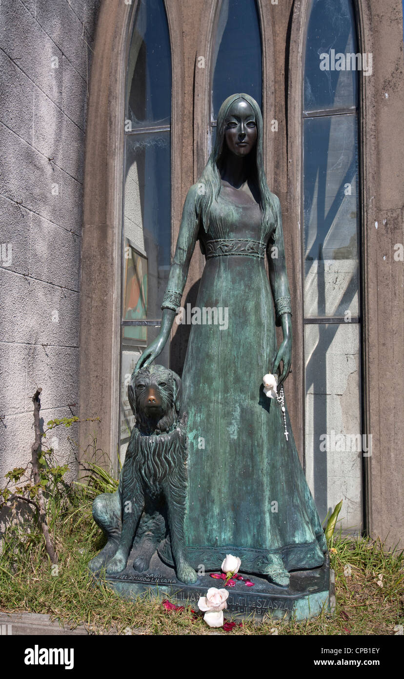 Die Statue von Liliana Crociati de Szaszak am Friedhof La Recoleta, Buenos Aires, Argentinien Stockfoto