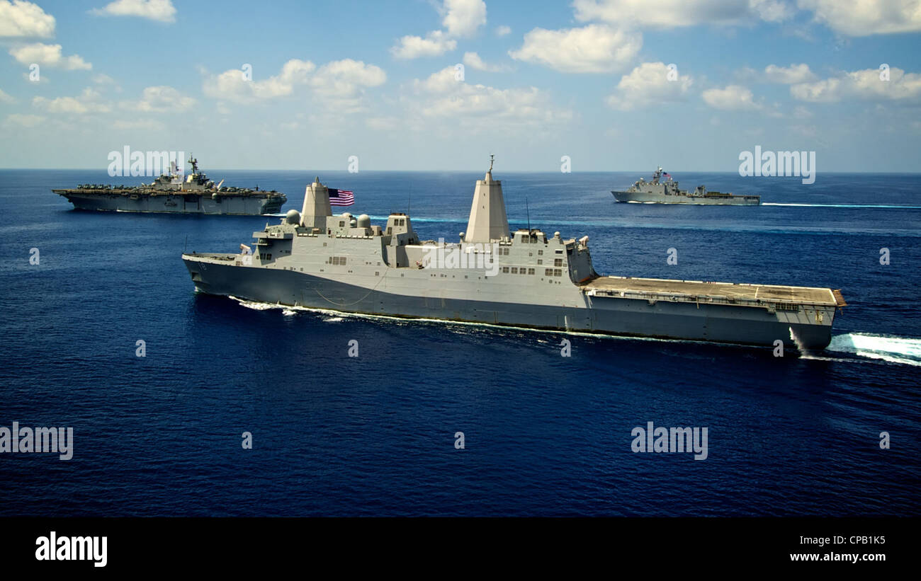 Das amphibische Transportdockschiff USS New Orleans (LPD 18), Front, das amphibische Sturmschiff USS Makin Island (LHD 8) und das amphibische Hafenlandungsschiff USS Pearl Harbor (LSD 52) durchfahren den Indischen Ozean. Die Makin Island Amphibious Ready Group wird im 7. Einsatzgebiet der US-Flotte eingesetzt Stockfoto